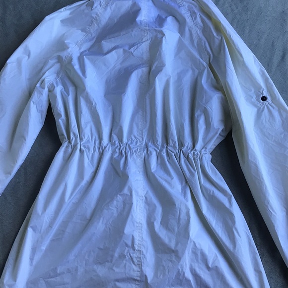 White anatomie designer fall jacket… small mark on back of hood